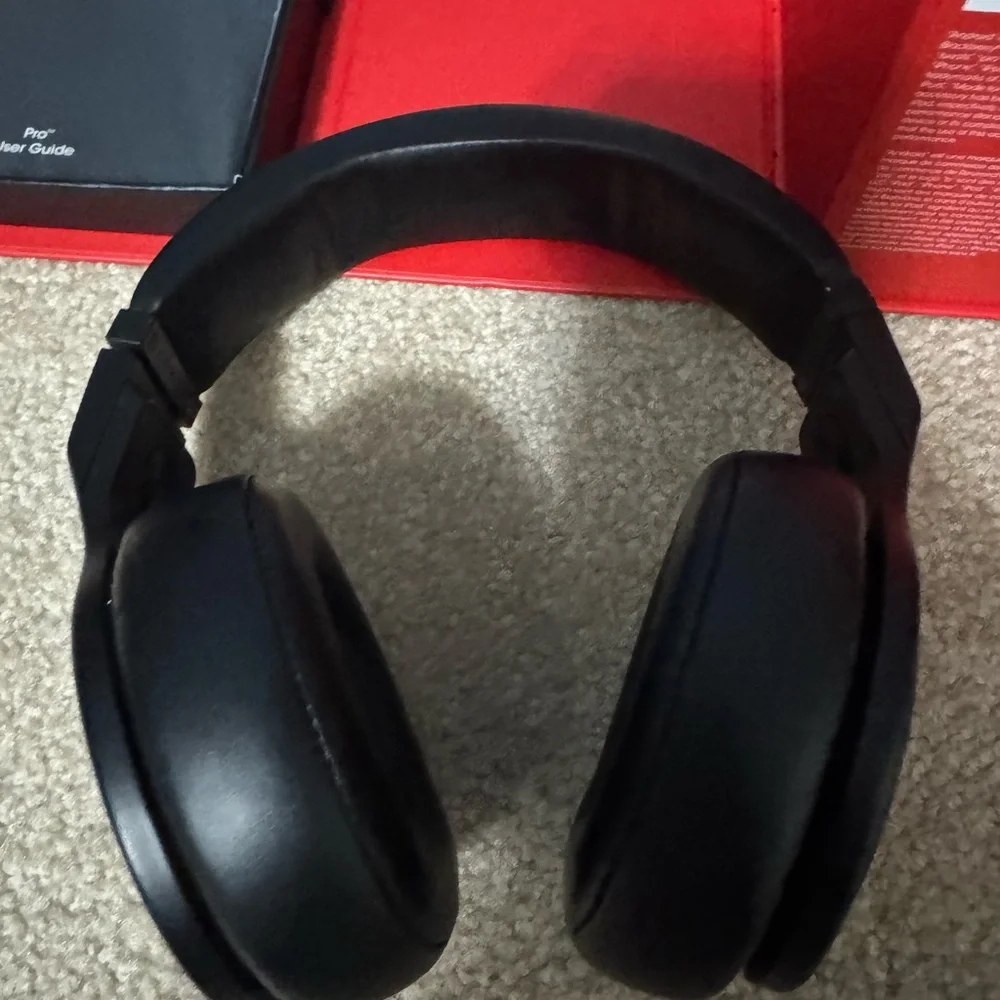 Beats Pro Over-Ear Headphones - Picture 10 of 11